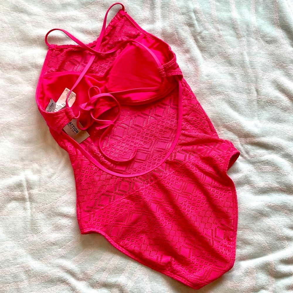 NWT Kenneth Cole Reaction Cutout One-Piece - Picture 3 of 6